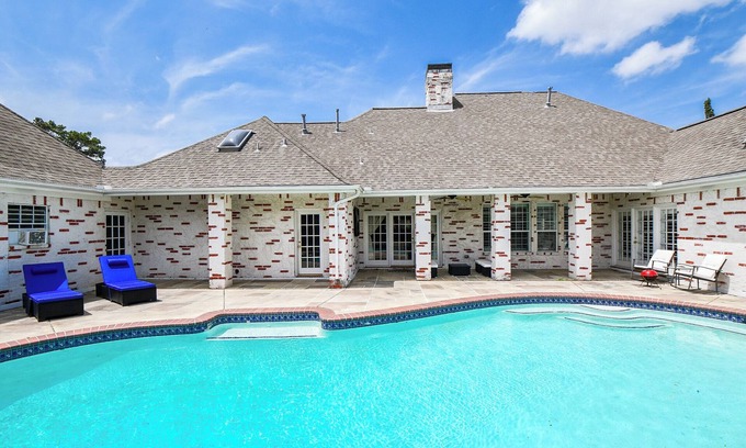 Woodforest Casa | 3-bedroom Houston house with Pool, WiFi, & Home Theater. Start your getaway now