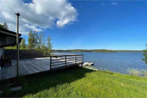 Njurunda Casa | 3 bedroom lakehouse with private bridge and garden