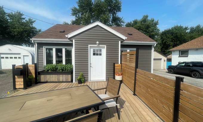 LaSalle Casa | 3 bedroom LaSalle home bordering Amherstburg & minutes away from Windsor
