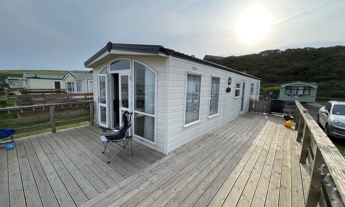 Drummore Cabina | 3 Bedroom Lodge, Close to Beach, Stunning Views, includes hot tub