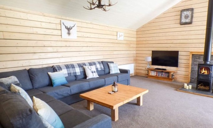 Llanbrynmair Cabina | 3 bedroom log cabin in Mid Wales with hot tub