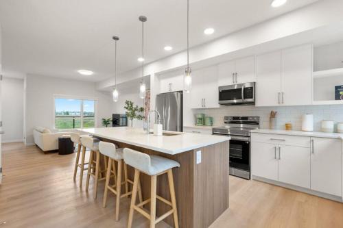Seton Casa | 3 Bedroom Luxurious Seton Town Home with Central AC and Lake View