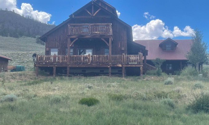 Gunnison Casa | 3 bedroom luxury cabin near Gunnison with amazing views and solitude.