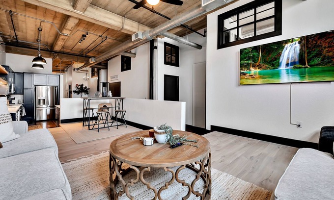 Brazos Condominio | 3 Bedroom Luxury Loft- Walking Distance to Silos/Baylor/Downtown
