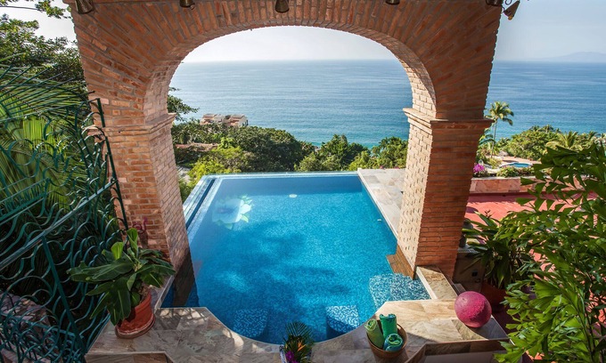 Conchas Chinas Villa | Villa de lujo de 3 dormitorios, vista al mar de 180 grados, piscina privada climatizada