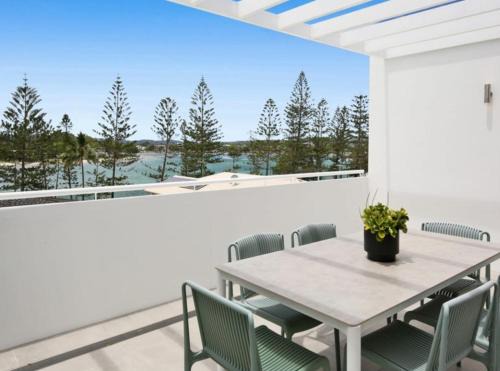 Burleigh Heads Casa | 3 Bedroom Luxury Townhouse in Burleigh Heads with Private Roof Terrace & Views over Tallebudgera & Burleigh Headland