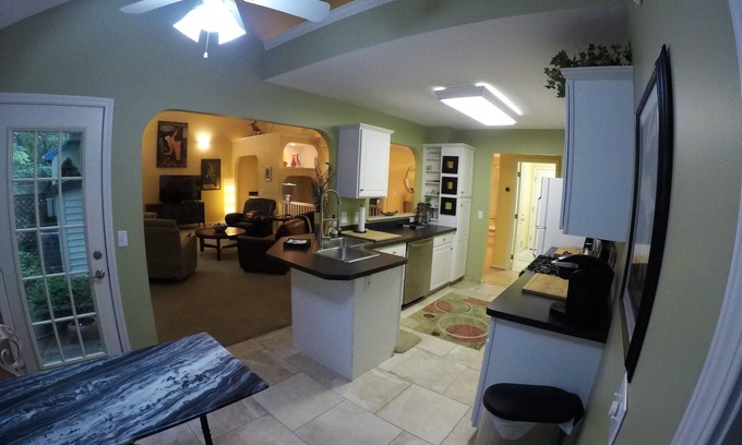Toledo Condominio | Villa de lujo de 3 dormitorios con bañera de hidromasaje, cocina gourmet en unidad privada / garaje