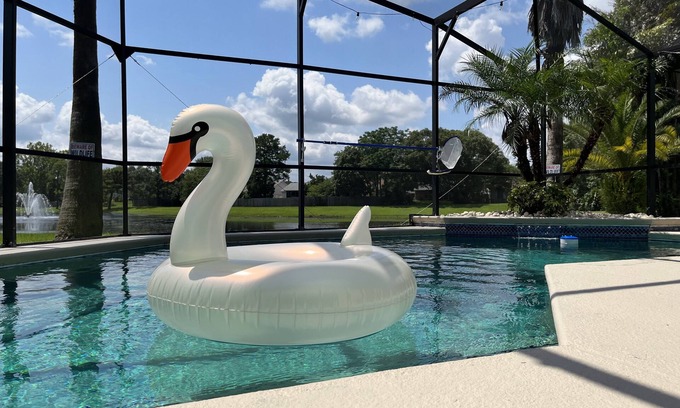 Oviedo Casa | 3 bedroom Modern pool home, Oviedo FL, close to UCF