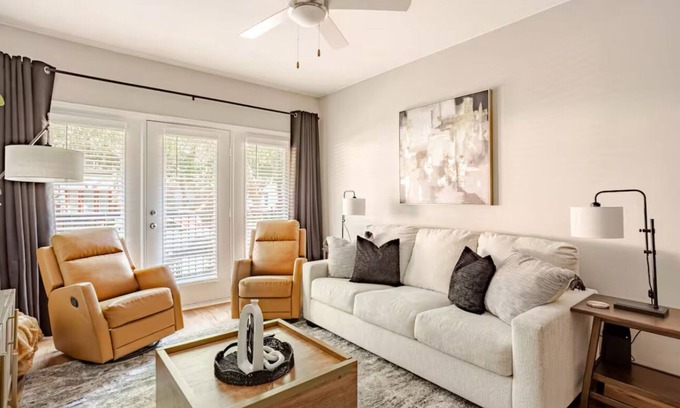 Downtown Oklahoma City Apartamento | 3-bedroom Modern apartment in downtown Bricktown with 24/7 gym and pool