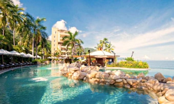 Zona sur Complejo | 3 Bedroom Mountain-side Condo with Ocean Views & Jacuzzi