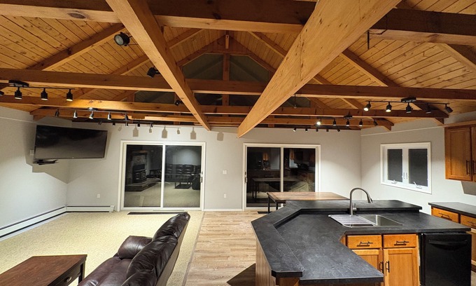 Northville Chalet De Esquí | 3 bedroom mountain &river view Sacandaga River, 4 min. to Great Sacandaga Lake