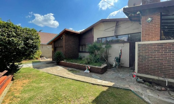 Greater Johannesburg Metropolitan Area Casa | 3-Bedroom Oasis with Pool Welcome to your perfect getaway!