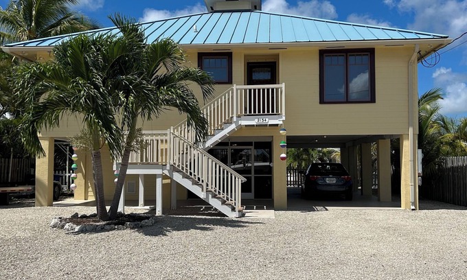 Big Pine Key Casa | 3-bedroom on water. Cable, WiFi, AC, Hot tub, Dock. Feb & March 2026 Available!!