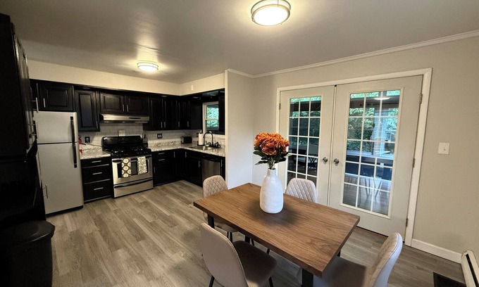 Park Forest Village Casa | 3-bedroom Penn State house walk to restaurants!