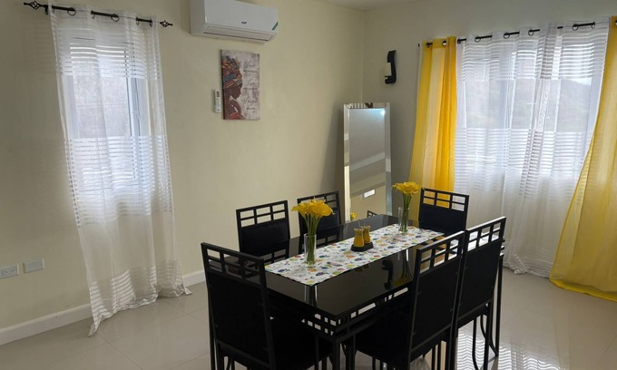Portmore Apartamento | 3-bedroom penthouse in Portmore. Pool and beach access. Centrally located