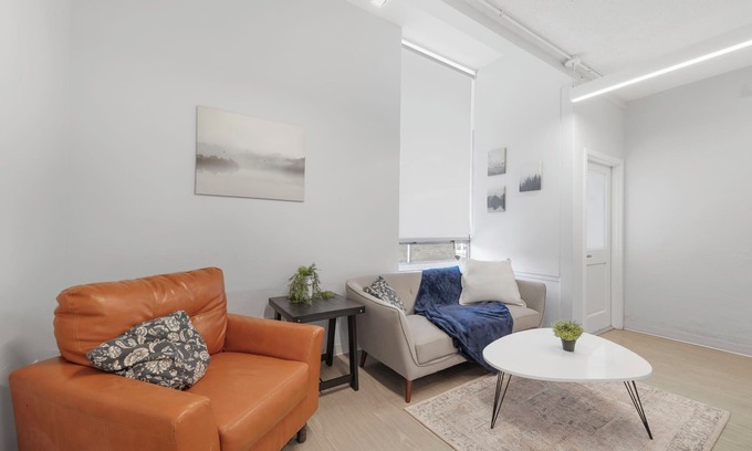South Kansas City Apartamento | 3-bedroom Pod in Kansas City w/ WiFi, AC, Parking & Dedicated Workspace by UMKC