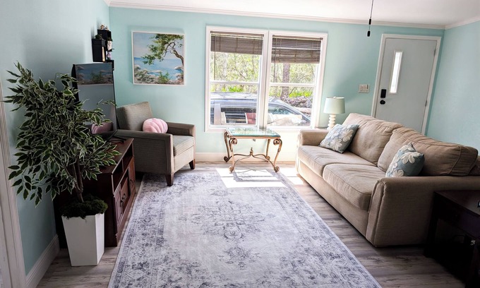 Avis Oaks Casa | 3-bedroom Private Forest Retreat Home with Wifi and Full Kitchen
