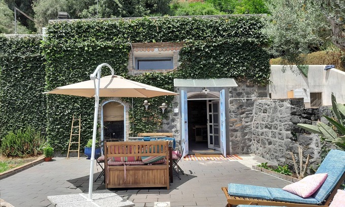 Praiola Casa | 3 Bedroom Private vacation home in riposto