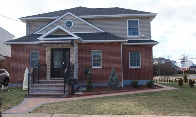 North New Hyde Park Casa | 3 Bedroom Renovated Model House