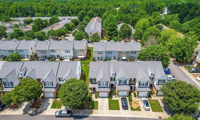 Northwest Raleigh Casa | 3-bedroom Raleigh Townhome near RDU, RTP, Crabtree Valley Mall and Brier Creek