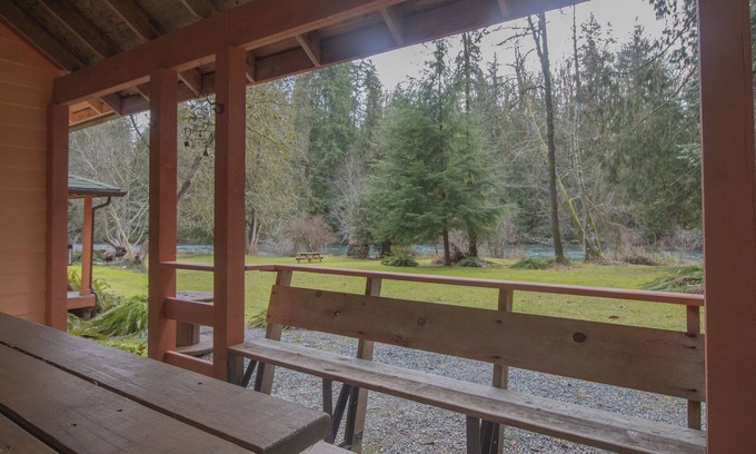 Lake Cowichan Cabina | 3 Bedroom Riverfront Cabin