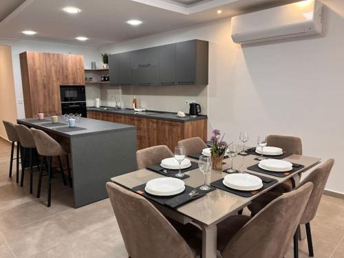 Bugibba Apartamento | 3 Bedroom Seaside Luxury Accommodation - Sleeps 8