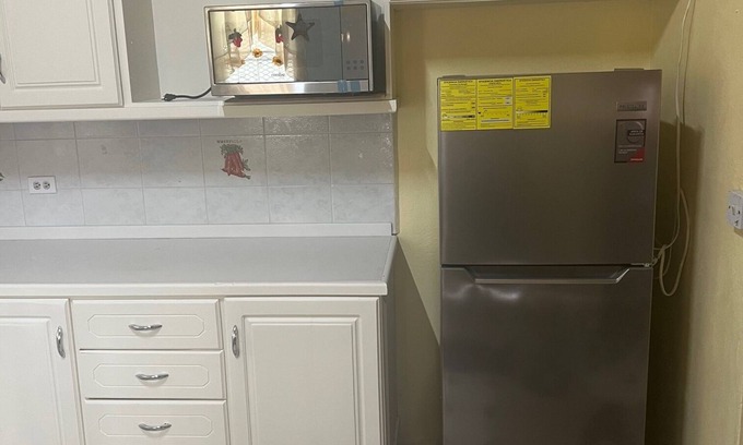 Saint John Parish Casa | 3-bedroom Spacious House, private parking, access to balcony free Wi-Fi & AC