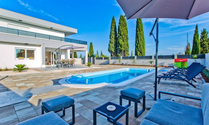 Bogomolje Casa | Impresionante casa de 3 dormitorios en.