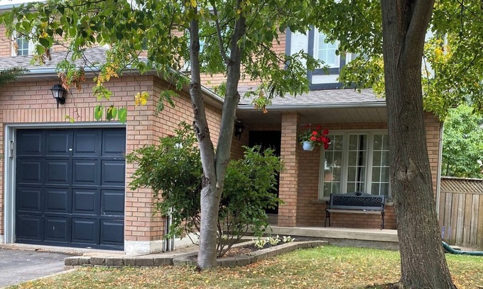 Burlington Casa | 3-Bedroom Stylish and Spotless House.