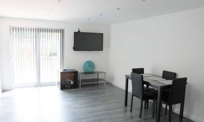 Plumstead Casa | 3 Bedroom Terrace in Area With Great Transport Connectivity