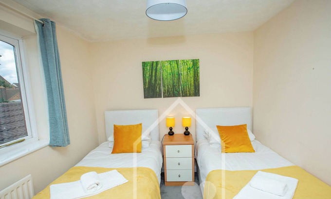 Corby Casa | Casa adosada de 3 habitaciones Corby. Capacidad para 6 personas, WiFi, estacionamiento gratuito