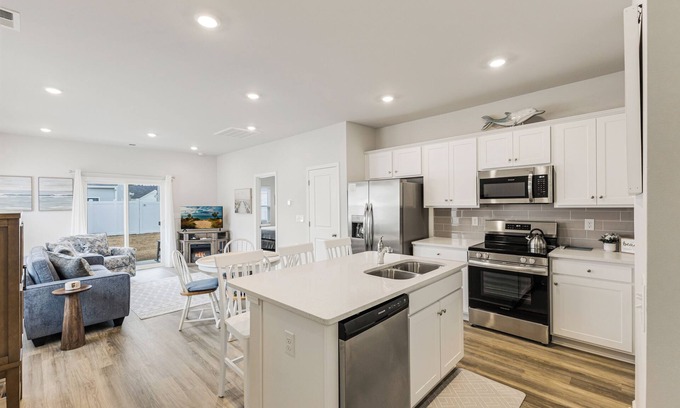 Ocean Isle Beach Casa | 3-bedroom townhome close to golf courses & beaches - Pets welcome, self-check-in