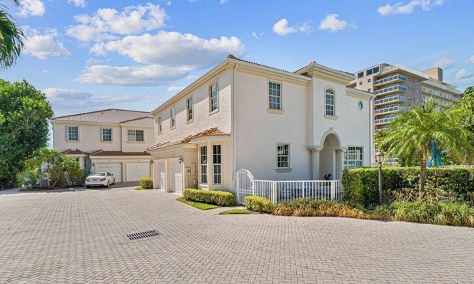 Hillsboro Beach Casa | 3 Bedroom Townhome 435936 by Houzlet