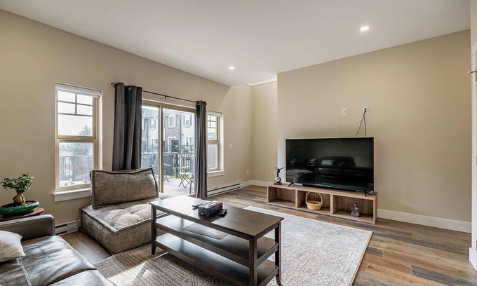Abbotsford Casa | 3-bedroom townhome in lovely Abbotsford with WiFi, AC