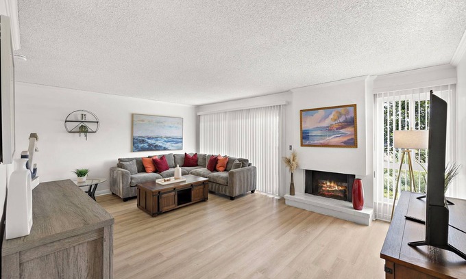 Downtown Casa | 3-bedroom townhome in enjoyable Newport Beach,10 minutes to pier