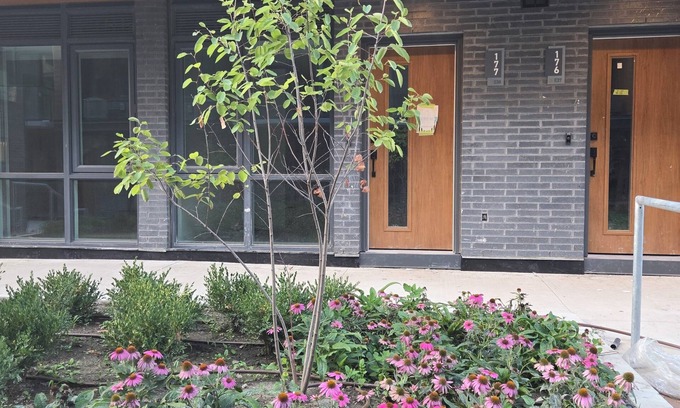 Toronto Casa | 3-bedroom townhome in nice, quiet Toronto area, also with AC,stairs and bike!