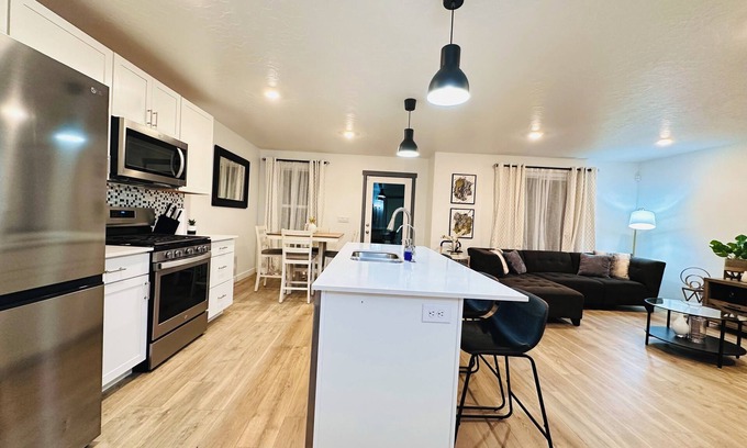 Magna Casa | 3-bedroom townhome in fantastic Magna with AC, WiFi. Enjoy your stay
