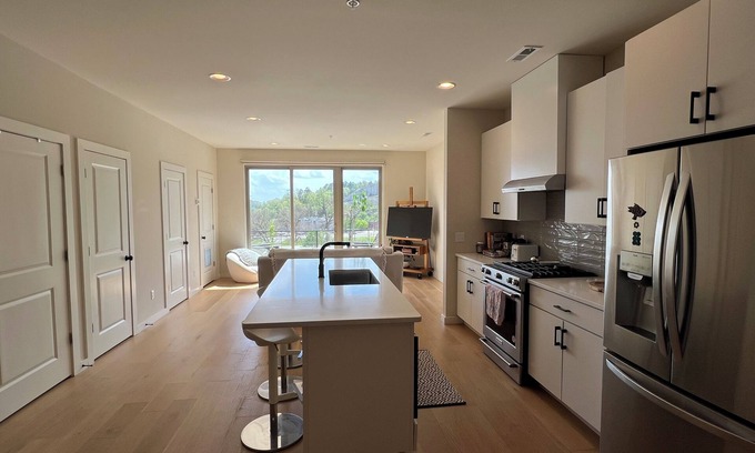 Chattanooga Casa | 3-bedroom townhome in wonderful North Chattanooga with AMAZING view of city!