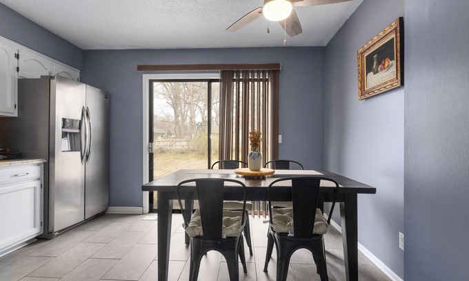 South Kansas City Casa | 3-bedroom townhome in charming Kansas City with WiFi, AC