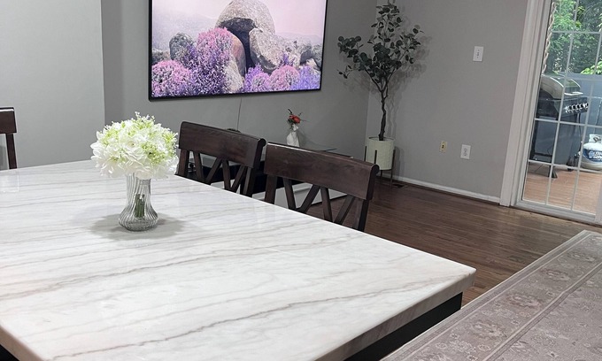 Newington Casa | 3-bedroom townhome in fantastic Springfield with Wi-Fi & fully equipped kitchen.