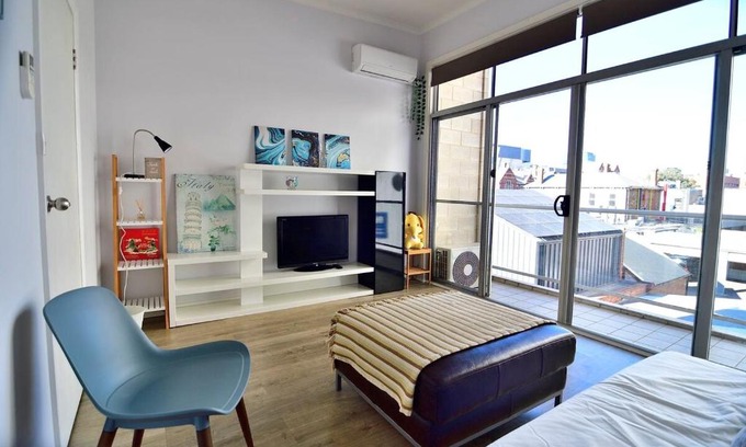 Adelaide Central Business District Casa | 3-Bedroom Townhouse in Heart of Adelaide with Parking
