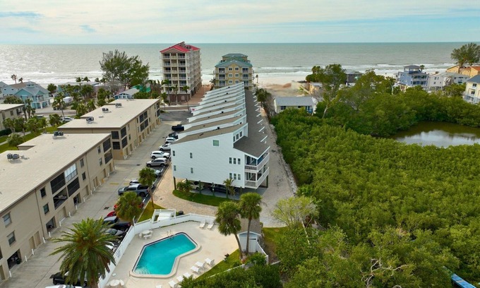 Indian Shores Casa | 3-bedroom Treehouse on the Beach!
