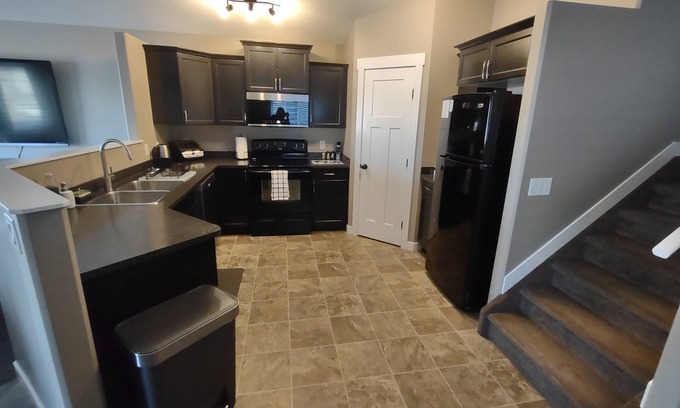 Grande Prairie Casa | 3 Bedroom Upstairs Suite - Fully Stocked, Clean and Pet-Friendly