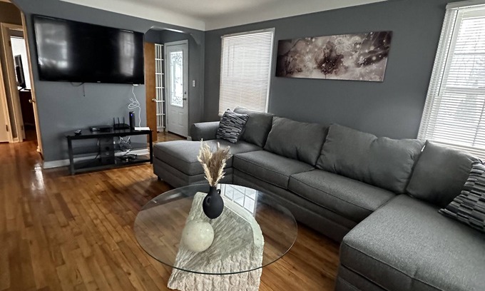 Farmington Hills Casa | Beautiful and Bright 3 bed 2 bath home with fast WIFI and jacuzzi tub sleeps 5