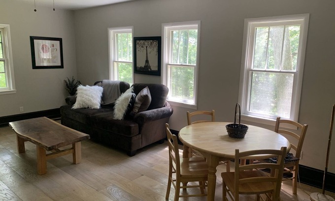 Ballwin Casa | 3-bedroom vacation home just 20 minutes from Six Flags St. Louis