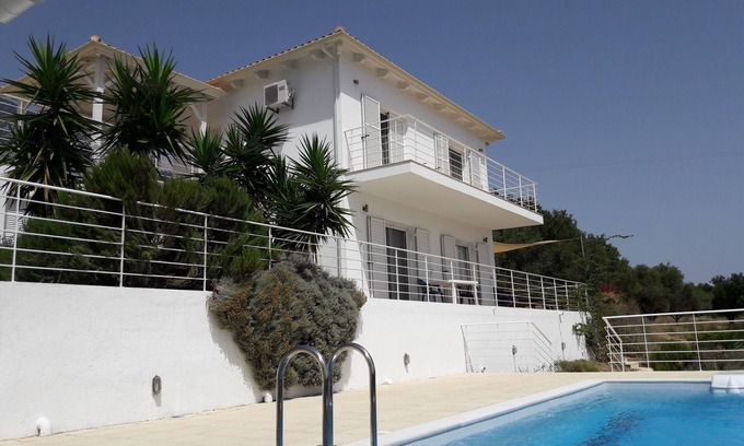 Lourdata Villa | Villa de vacaciones de 3 dormitorios y piscina en terrenos privados, suroeste de Cefalonia.