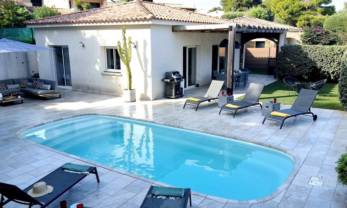 Marine de Saint Ambroggio Villa | Villa moderna con aire acondicionado y piscina.