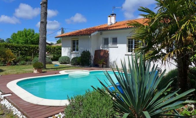Carcans Villa | 3 bedroom Villa, sleeps 6 in Carcans with Pool