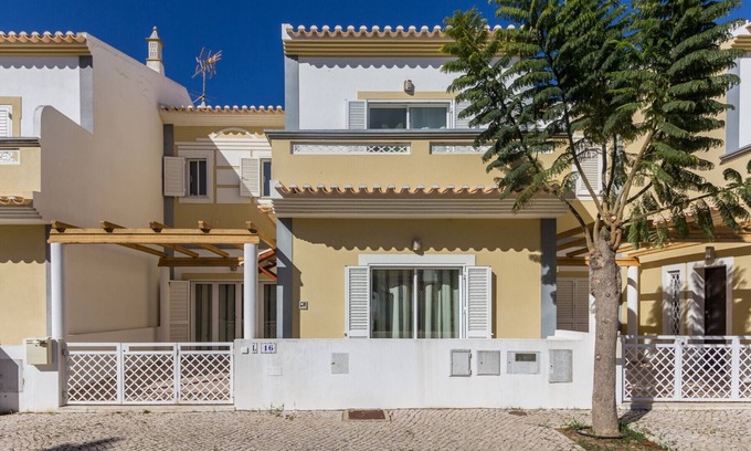 Manta Rota Chalet De Esquí | Villa de 3 dormitorios con piscina privada y wifi by AlgarveManta (25V3)