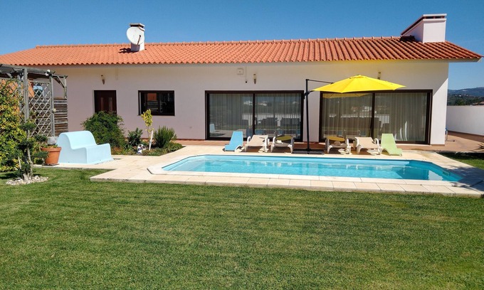 Casal do Abegao Villa | Villa de 3 dormitorios con piscina en pueblo tranquilo con vistas al campo